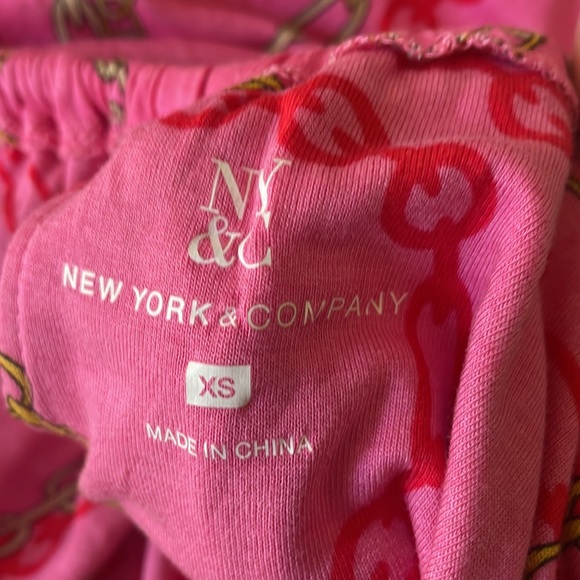 🌿NY&Co pink chain link print top with gold straps - size XS🌿 - Picture 3 of 3